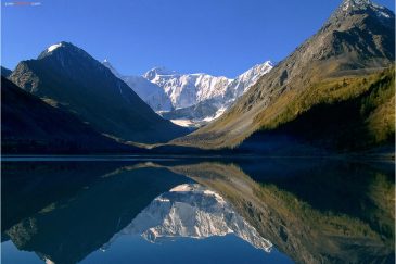 Гора Белуха и Аккемское озеро. Алтай. Россия