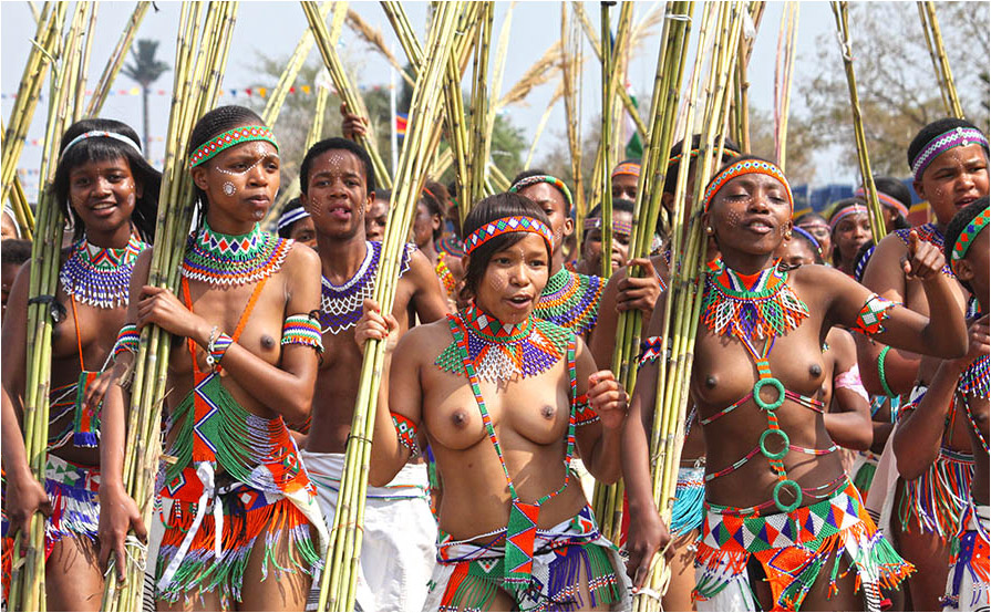 Девушки на фестивале выбора невесты короля Свазиленда 