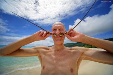 Иван пробует новые усы на острове Маэ. Сейшелы