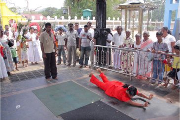 Пророчица трясется в трансе на входе в храм Катарагама. Шри-Ланка