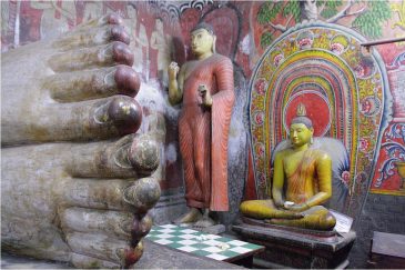 Стопы Будды в храме Дамбуллы. Шри-Ланка