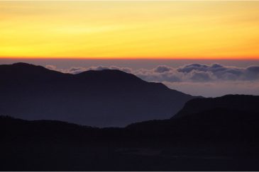 Восход солнца на священной горе Шри Пада. Шри-Ланка