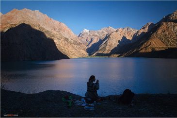Вечер на озере Искандер-Куль в Фанских горах
