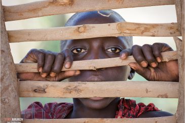 Любопытный мальчик из племени масаи в деревне Энгарука