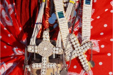 Многие масаи приняли христианство, и теперь носят кресты из бисера