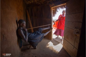 Парень масаи со своей девушкой