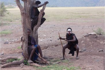 Подростки масаи поджидают туристов, чтобы заработать на фотографировании