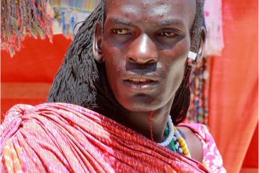 Суровый масай-охранник на Занзибаре