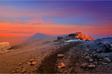 Вершина Килиманджаро (5895 м.) - крыша Африки
