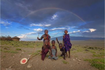 Дети-масаи недалеко от озера Натрон в северной Танзании