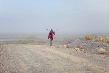 Воин из племени Масаи на дороге в северной Танзании