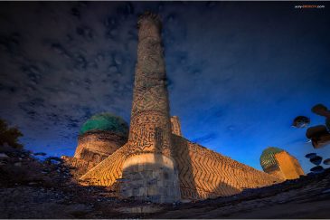 Мечеть Биби Ханум в отражении. Самарканд