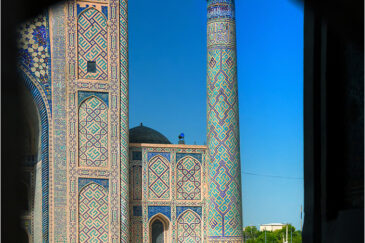 Самарканд. Окно медресе Шер Дор на площади Регистан