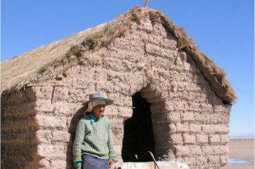 Бабуля у сельской церквушки в горной деревне индейцев. Аргентина