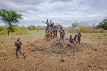 Дети в деревне племени мурси