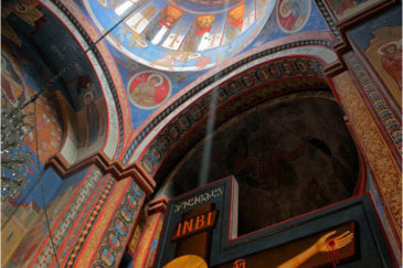 Луч света в тбилисской церкви Норашени. Грузия