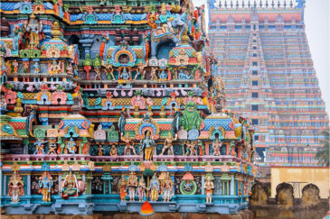 Гопуры - архитектурный стиль Южной Индии - башни до 70 метров, покрытые статуями божеств. Храмы Шрирангам в Тамилнаду
