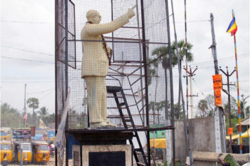 Памятник индийскому вождю в клетке. Штат Тамилнаду
