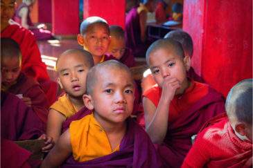 Маленькие монахи на уроке в монастыре, Сикким