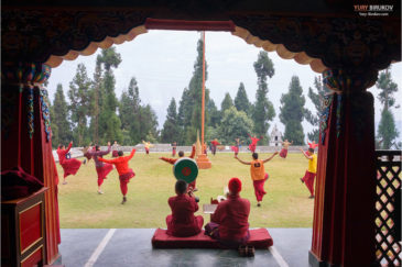 Репетиция церемонии Цам в монастыре Румтек возле Гангтока, штат Сикким