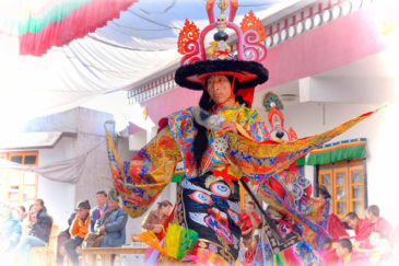 Церемония Цам - танец с масками в монастыре Самтен Чолинг возле Дарджилинга, Западная Бенгалия