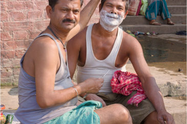 Уличный цирюльник и его жертва в Калькутте