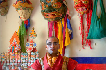 Монах и маски для церемонии Цам в монастыре Ламаюру