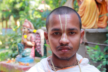 Молодой брамин в вишнуистском храме