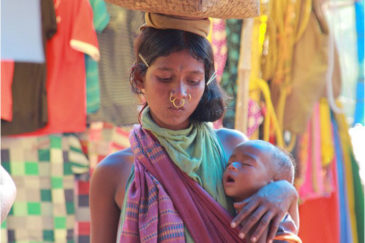 Женщина племени донгрия на деревенском рынке