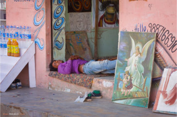Художник отдыхает в городке Пушкар, Раджастан