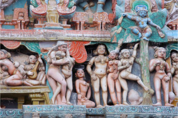 Игры индийских богов на башне храма в Кумбаконаме. Штат Тамилнаду