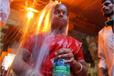 Обливание святыми водами в храме города Рамешварам. Штат Тамилнаду