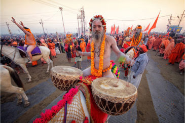 Барабанщики на лошадях возглавляют колонну аскетов на фестивале Кумбха-Мела