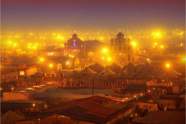 Ночные огни фестиваля Кумбха-Мела возле Аллахабада