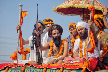 Ученики-охранники гуру с винтовкой на фестивале Кумбха-Мела