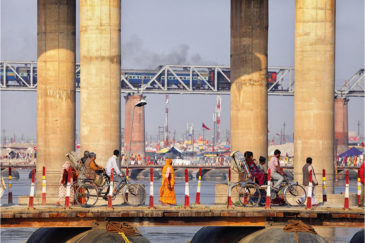 Временные понтонные мосты через Гангу на фестивале Кумбха-Мела
