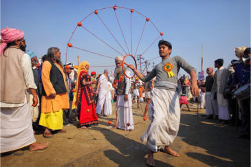 Выступление циркачей на фестивале Кумбха-Мела. Окрестности Аллахабада