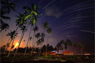 Звездные дорожки и восход луны над пляжем Варкала. Штат Керала
