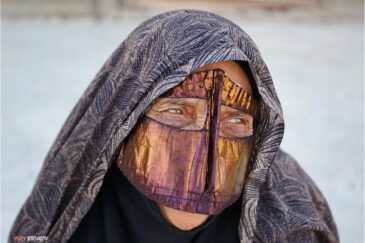 Иранская женщина в бурке (некаб) на острове Кешм в Персидском заливе
