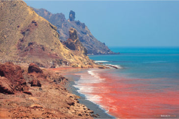 Красная вода на пляже острова Хормоз в Персидском заливе