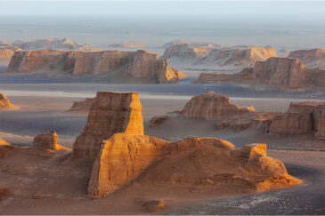 Огромные башни Калут ("Песчаные замки") в пустыне Деште-Лут