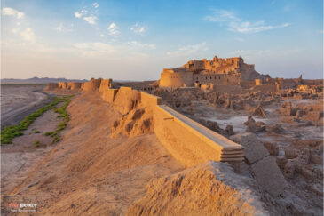 Руины крепости Арг-е Бам в южном Иране, разрушенной землетрясением 2003 года