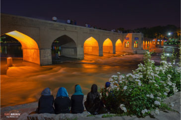 Вечерние посиделки у моста Чуби (Мост Снов) в Исфахане