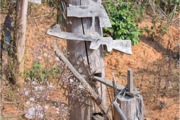 Муляжи оружия для защиты от злых духов на воротах при входе в деревню народности акха. Лаос