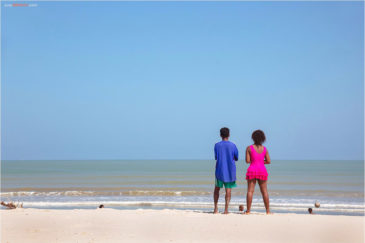 Мадагаскарцы на отдыхе на пляже Морондовы