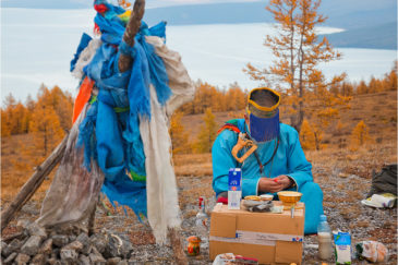 Монгольский шаман совершает обряд у озера Хубсугул