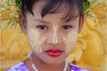 Бирманцы традиционно мажут лицо танакой - специальной растительной пастой. Мьянма