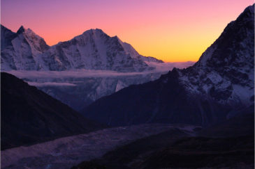 Ледник Кумбу и горы на закате
