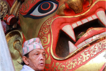 Огромная маска Бхайравы на площади Дурбар открывается только на большие праздники