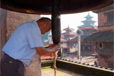 Священный колокол на площади Дурбар в Катманду звенит только на праздник Дассаин